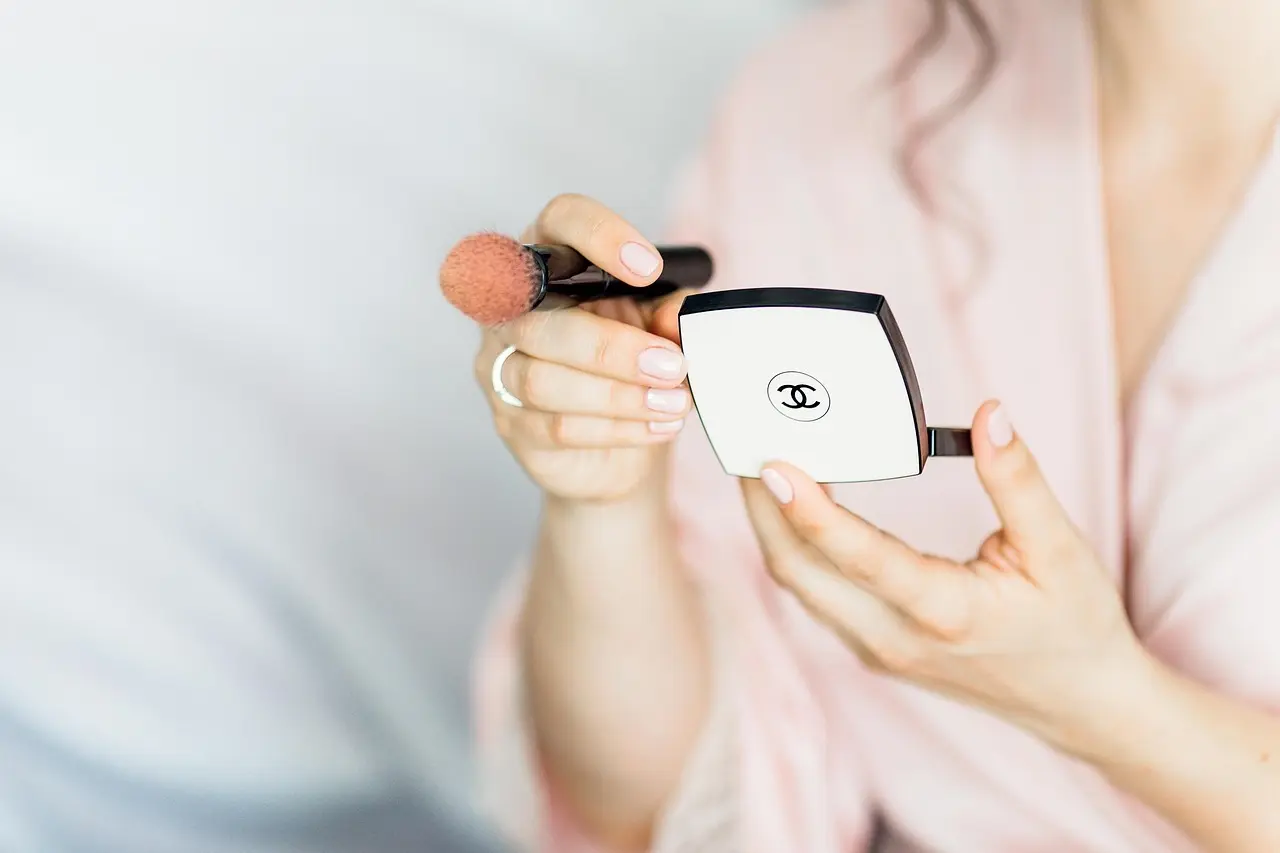 Overvejer du at finansiere din makeup med et kviklån? Her er hvorfor det er en dårlig ide, og 3 alternativer i stedet (opsparing, køb på tilbud, ønsk det som gave)