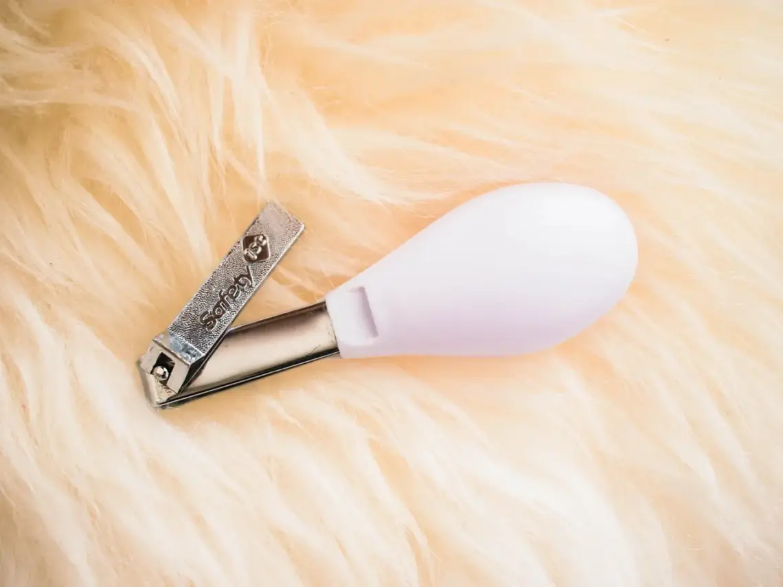 Hvordan kan jeg forhindre min neglesaks i at klippe neglene skævt?