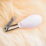 Hvordan kan jeg forhindre min neglesaks i at klippe neglene skævt?