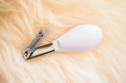 Hvordan kan jeg forhindre min neglesaks i at klippe neglene skævt?